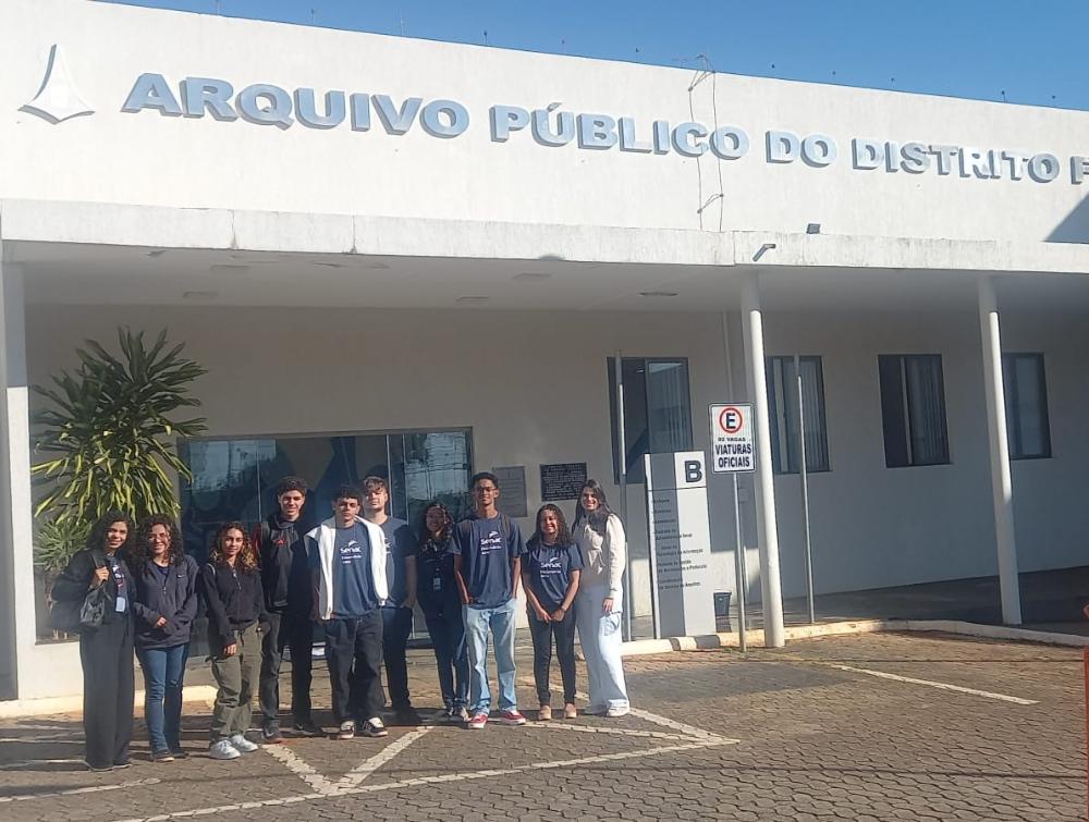 Capa da notícia: Arquivo Público do DF recebe visita de alunos do Senac-DF